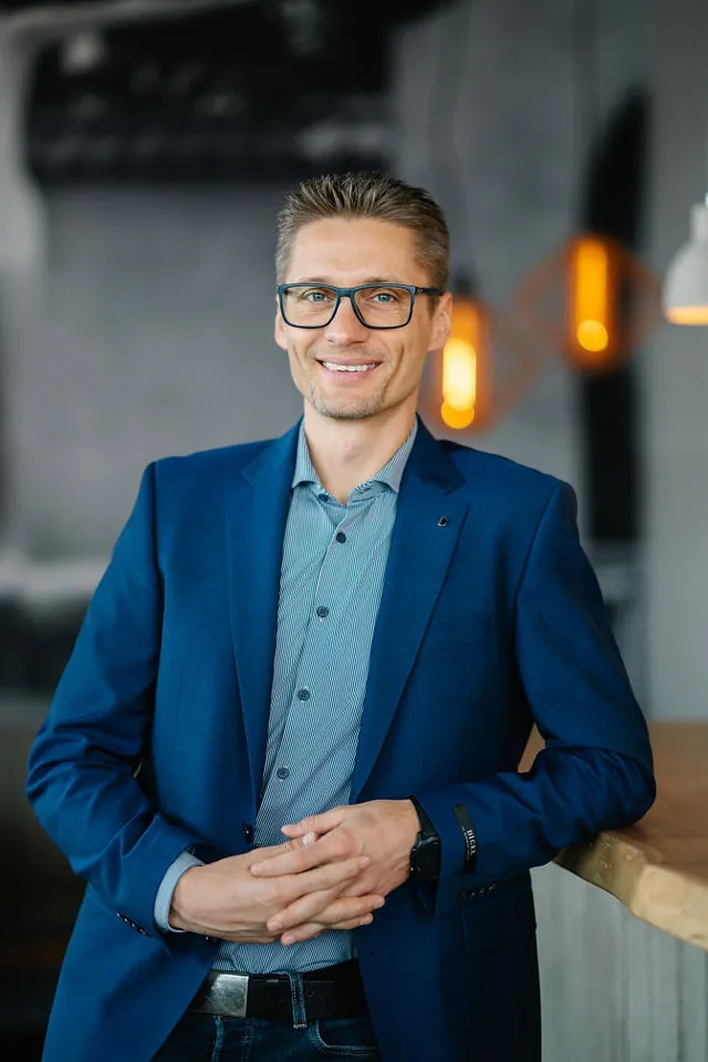 Herbert Riener, Odoo-Berater bei pits, lächelnd im blauen Sakko
